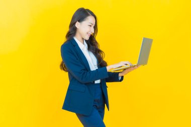 Asyalı güzel bir kadının portresi bilgisayarla izole edilmiş arka planda gülümsüyor.