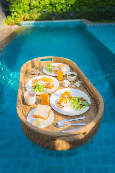 Pequeno Almoço Flutuante Torno Piscina Exterior Resort Hotel Fotografias De Stock Royalty-Free