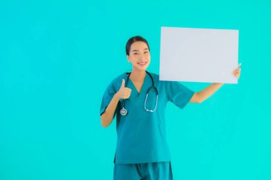 Fotokopi için boş kâğıt tahtası olan güzel Asyalı genç doktor kadın hastane ve klinikteki sağlık hizmetleri konseptinde mavi izole edilmiş arka plan.