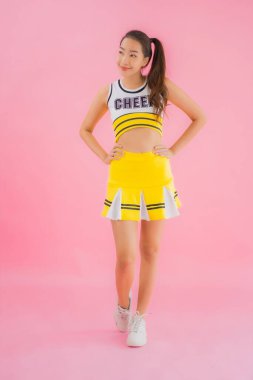 Pembe izole edilmiş arka planda güzel Asyalı genç bir amigo kız portresi.