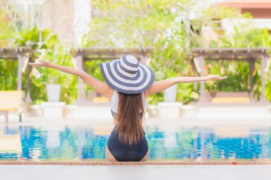 Güzel bir Asyalı kadın portresi. Rahatlayın. Rahatınıza bakın.