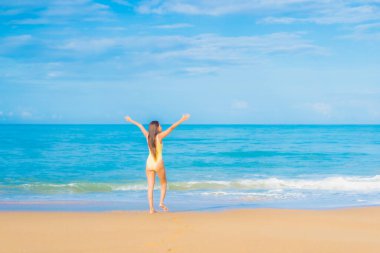 Güzel bir Asyalı kadın portresi. Rahatlayın. Gülümseyin.