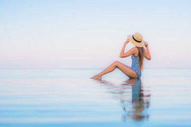 Güzel bir Asyalı kadın portresi. Rahatlayın. Yüzme havuzunda rahatlayın.