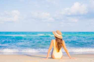 Güzel bir Asyalı kadının portresi. Rahatlayın. Plaj okyanusunda tatil yaparken gülümseyin.