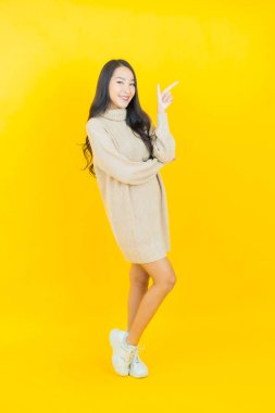 Portre güzel Asyalı kadın gülümsüyor. Renkli arka planda hareket var.