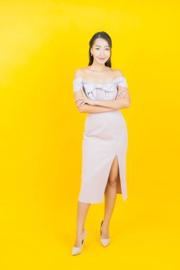 Portre güzel Asyalı kadın gülümsüyor. Renkli arka planda hareket var.