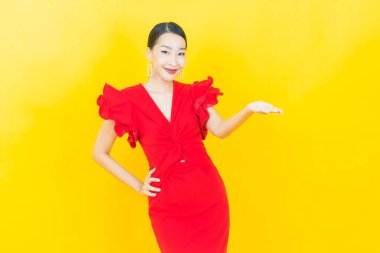 Portre güzel Asyalı kadın gülümsüyor. Renkli arka planda hareket var.