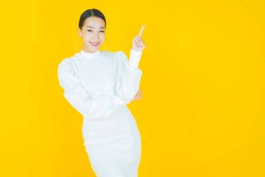 Portre güzel Asyalı kadın gülümsüyor. Renkli arka planda hareket var.