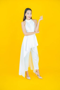 Portre güzel Asyalı kadın gülümsüyor. Renkli arka planda hareket var.