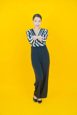 Portre güzel Asyalı kadın gülümsüyor. Renkli arka planda hareket var.