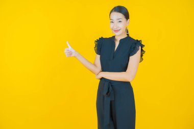 Portre güzel Asyalı kadın gülümsüyor. Renkli arka planda hareket var.