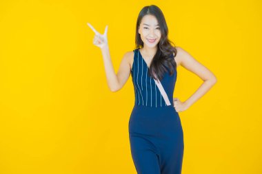 Portre güzel Asyalı kadın gülümsüyor. Renkli arka planda hareket var.