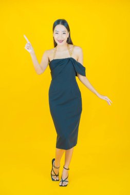 Portre güzel Asyalı kadın gülümsüyor. Renkli arka planda hareket var.