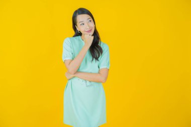 Portre güzel Asyalı kadın gülümsüyor. Renkli arka planda hareket var.