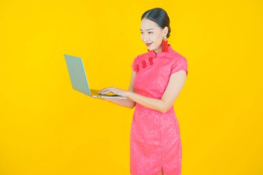 Asyalı güzel bir kadının portresi bilgisayarla izole edilmiş arka planda gülümsüyor.