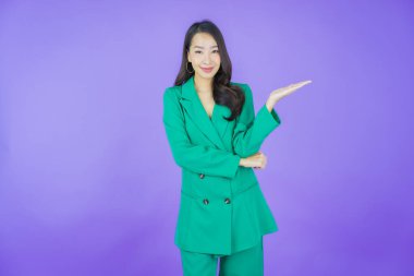 Portre güzel Asyalı kadın gülümsüyor. Renkli arka planda hareket var.