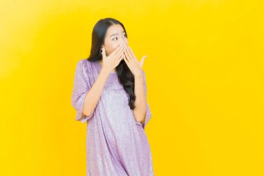 Portre güzel Asyalı kadın gülümsüyor. Renkli arka planda hareket var.