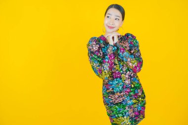 Portre güzel Asyalı kadın gülümsüyor. Renkli arka planda hareket var.