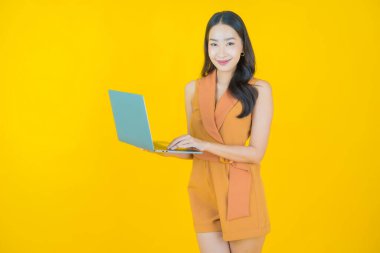 Asyalı güzel bir kadının portresi bilgisayarla izole edilmiş arka planda gülümsüyor.