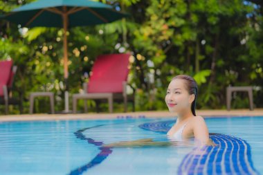 Güzel bir Asyalı kadın portresi. Rahatına bak. Rahatına bak.