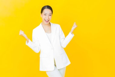 Portre güzel Asyalı kadın gülümsüyor. Renkli arka planda hareket var.