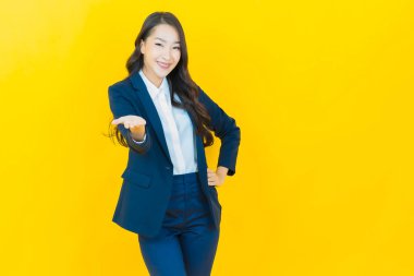 Portre güzel Asyalı kadın gülümsüyor. Renkli arka planda hareket var.