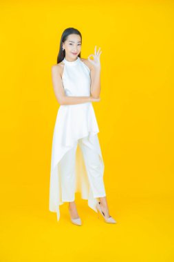 Portre güzel Asyalı kadın gülümsüyor. Renkli arka planda hareket var.