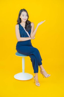 Portre güzel Asyalı kadın gülümsüyor. Renkli arka planda hareket var.