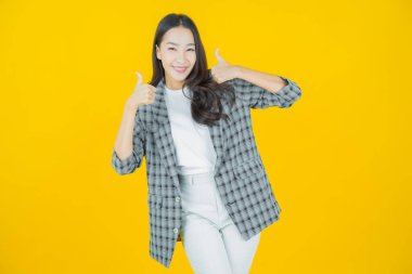 Portre güzel Asyalı kadın gülümsüyor. Renkli arka planda hareket var.