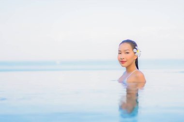 Güzel bir Asyalı kadın portresi. Rahat ol. Yüzme havuzu etrafında gülümse.