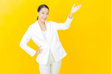 Portre güzel Asyalı kadın gülümsüyor. Renkli arka planda hareket var.