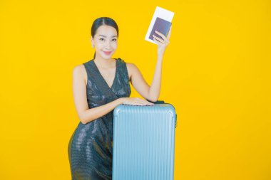 Çantalı ve pasaportlu güzel Asyalı kadın seyahate hazır.