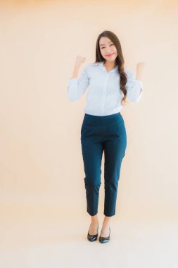 Güzel Asyalı iş kadını portresi izole edilmiş renk arka planında iş başında