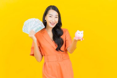 Asyalı güzel bir kadının portresi. Bir sürü para ve parayla gülümsüyor.