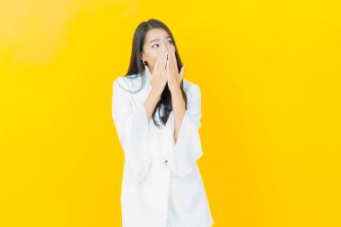 Portre güzel Asyalı kadın gülümsüyor. Renkli arka planda hareket var.