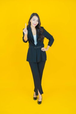 Portre güzel Asyalı kadın gülümsüyor. Renkli arka planda hareket var.