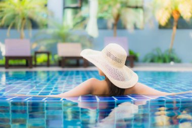 Güzel bir Asyalı kadın portresi. Tatilde dinlenmek için otel havuzunda dinleniyor.