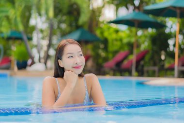 Güzel bir Asyalı kadın portresi. Rahatına bak. Rahatına bak.