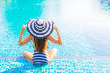 Güzel bir Asyalı kadın portresi. Rahatlayın. Tatilde tatil yaparken dinlenin.