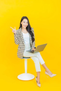 Asyalı güzel bir kadının portresi bilgisayarla izole edilmiş arka planda gülümsüyor.