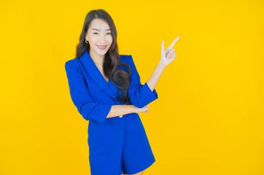 Portre güzel Asyalı kadın gülümsüyor. Renkli arka planda hareket var.