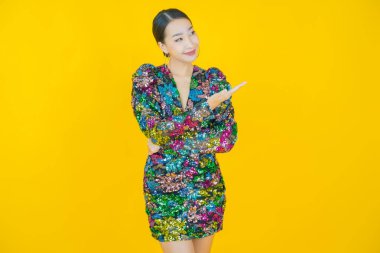 Portre güzel Asyalı kadın gülümsüyor. Renkli arka planda hareket var.