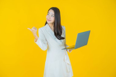 Asyalı güzel bir kadının portresi bilgisayarla izole edilmiş arka planda gülümsüyor.