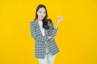 Portre güzel Asyalı kadın gülümsüyor. Renkli arka planda hareket var.