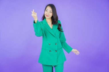 Portre güzel Asyalı kadın gülümsüyor. Renkli arka planda hareket var.