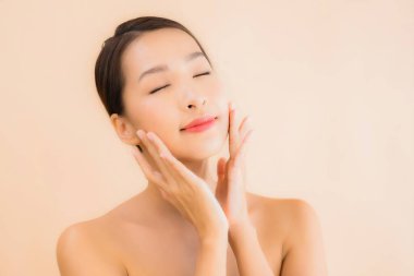 Güzellik kaplıcaları ve kozmetik makyaj anlayışı olan Asyalı güzel bir kadın portresi.