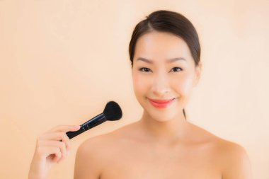 Güzellik kaplıcaları ve kozmetik makyaj anlayışı olan Asyalı güzel bir kadın portresi.