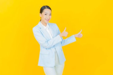 Portre güzel Asyalı kadın gülümsüyor. Renkli arka planda hareket var.