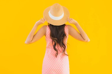 Güzel bir Asyalı kadın portresi mutlu bir gülümseme sarı izole edilmiş arka planda rahatla