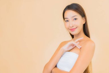 Renkli izole arka planda güzellik kozmetik makyaj konsepti olan güzel Asyalı kadın portresi